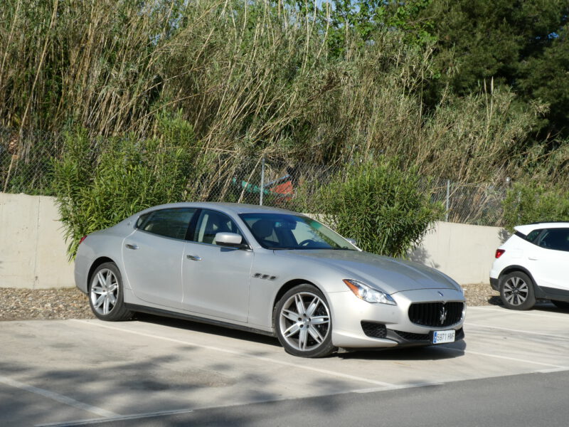 Fotoreportage auto's in Spanje Maserati geparkeerd op een parkeerplaats in Salou. Op camping Sanguli