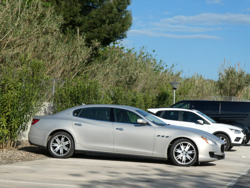 Fotoreportage auto's in Spanje Maserati geparkeerd op een parkeerplaats in Salou. Op camping Sanguli. Bekijk de fotoreportage die het team van carlive heeft gemaakt