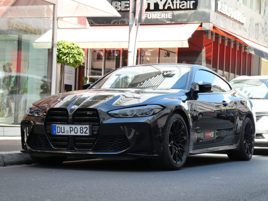 voorzijde zwarte bmw m4 in dusseldorf