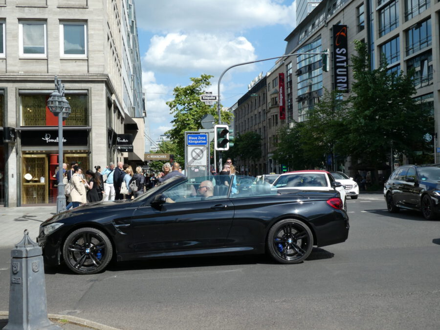 bmw cabriolet op de kingsallee carlive carspot