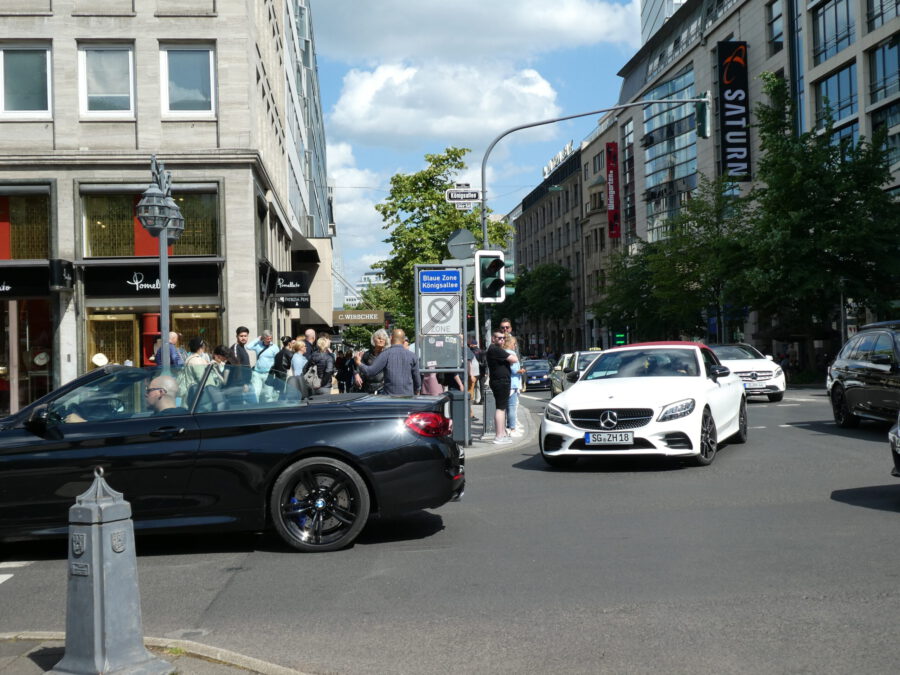 bmw cabriolet op de kingsallee carlive carspot