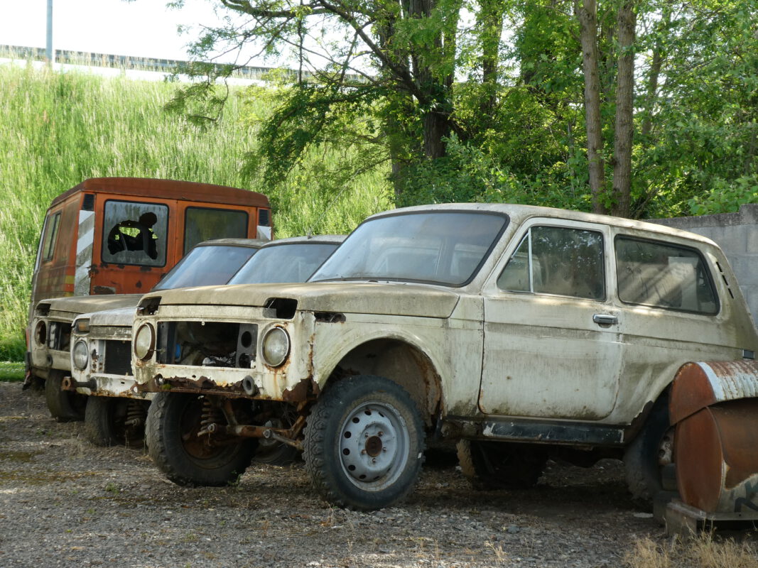 oude Lada Niva bij een verlaten Lada dealer