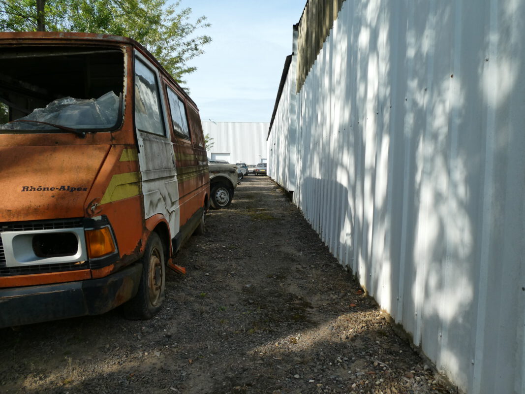 Citroen bedrijfsauto bij een verlaten Lada dealer