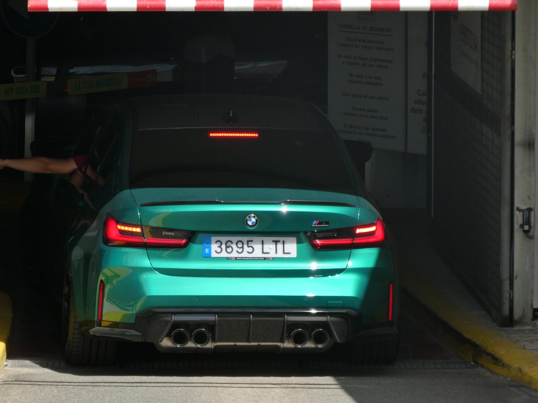 Fotoreportage auto's in Spanje BMW M3 rijdt een parkeergarage in