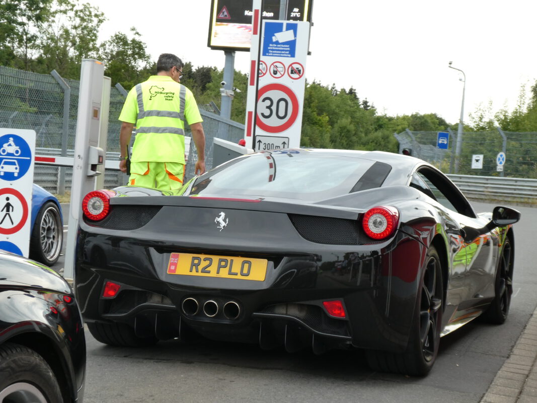 zwarte ferrari op de Nordschleife