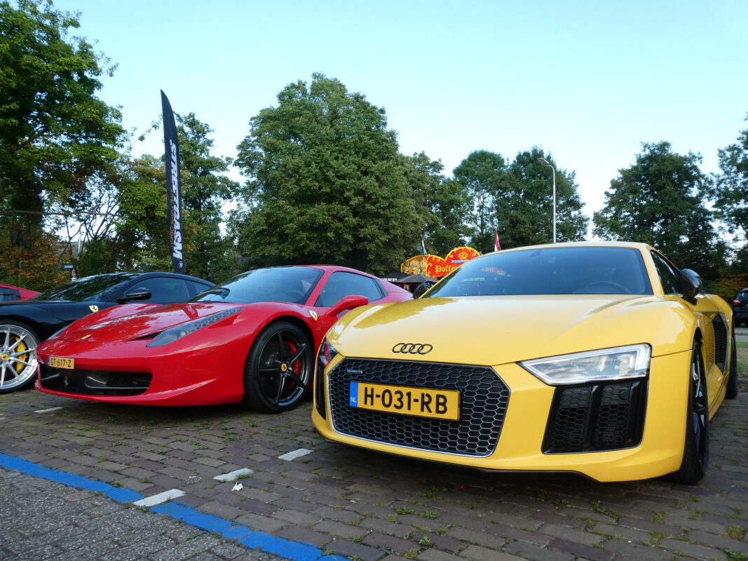 Audi R8 naast een Ferrari 458 Spider op StreetGasm in Ouderkerk