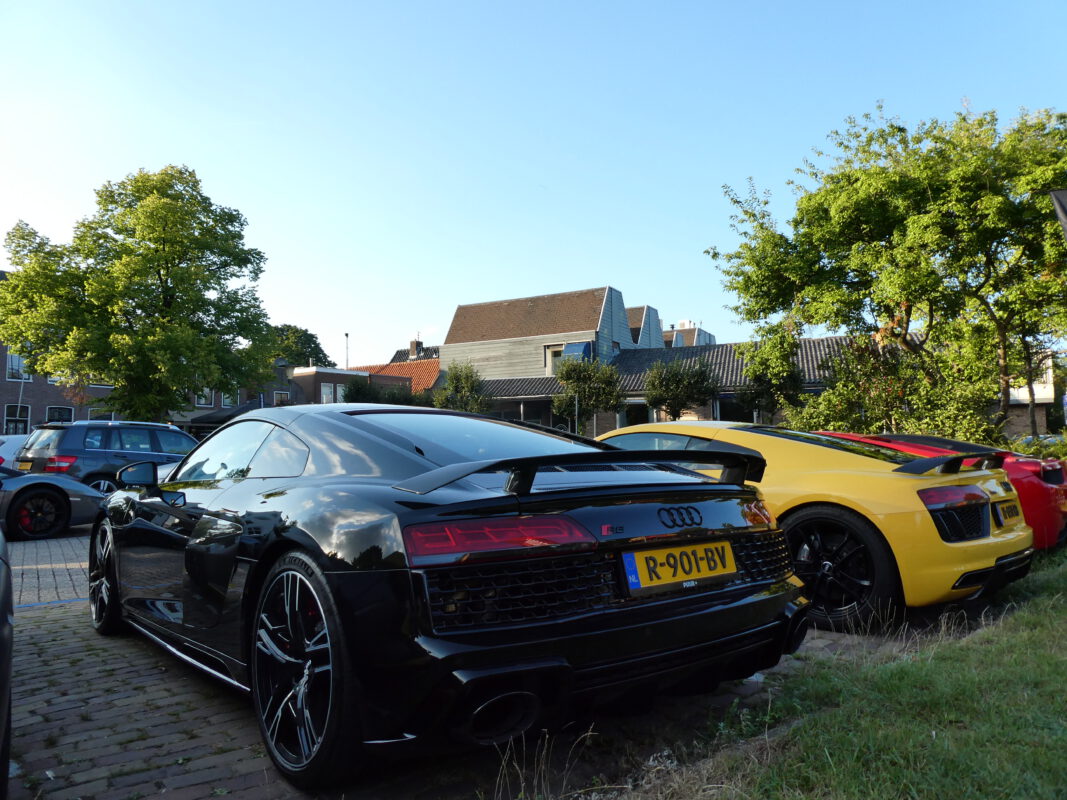 Twee Audi R8 naast elkaar op StreetGasm Ouderkerk aan de Amstel