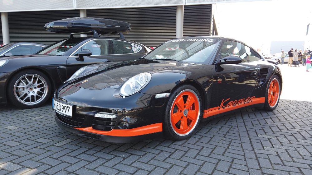 Mooie zwarte Porsche met oranje accenten Porsche 911 Kremer uitvoering