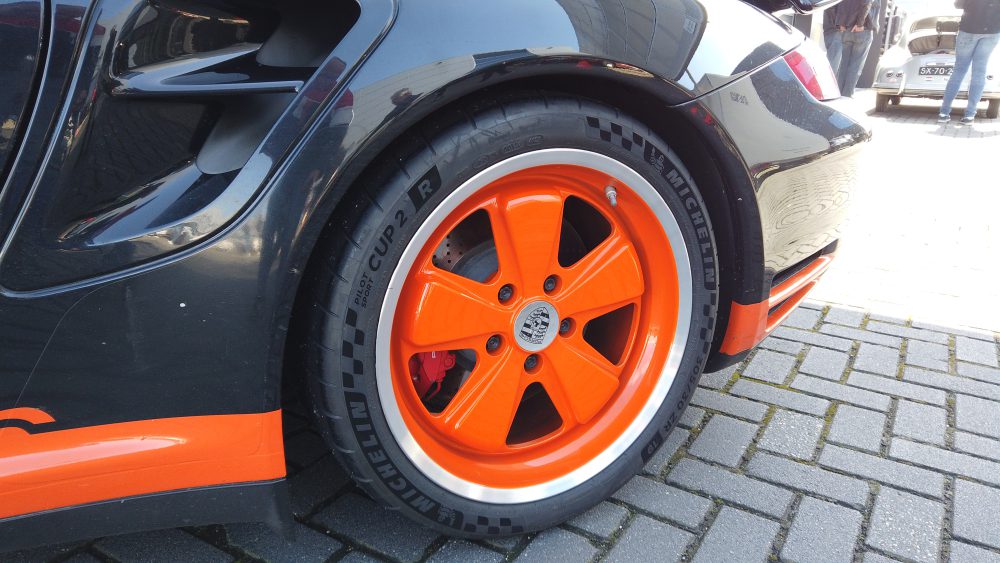 Oranje velg van een Porsche 911 Kremer uitvoering