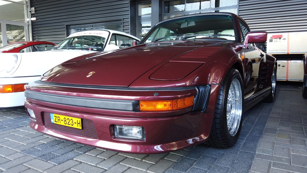 Een oude Porsche 911, deze wordt de flatnose genoemd vanwege de klapkoplampen