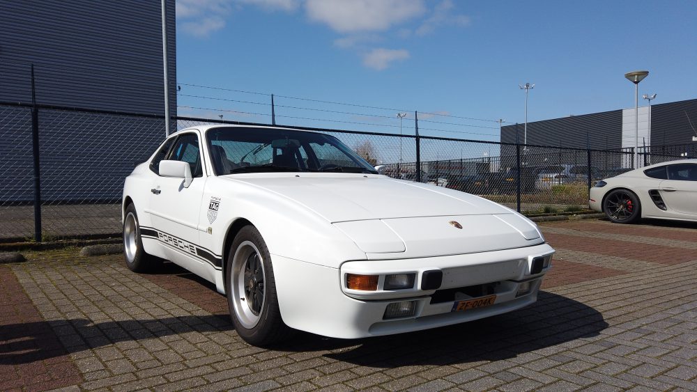 Porsche 944 staat op het parkeerterrein tijdens The International Porsche Collectors Day