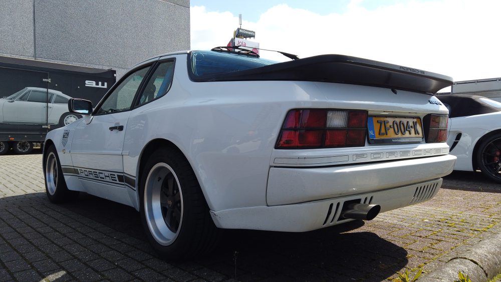 Achterzijde van een witte Porsche 944 tijdens The International Porsche Collectors Day