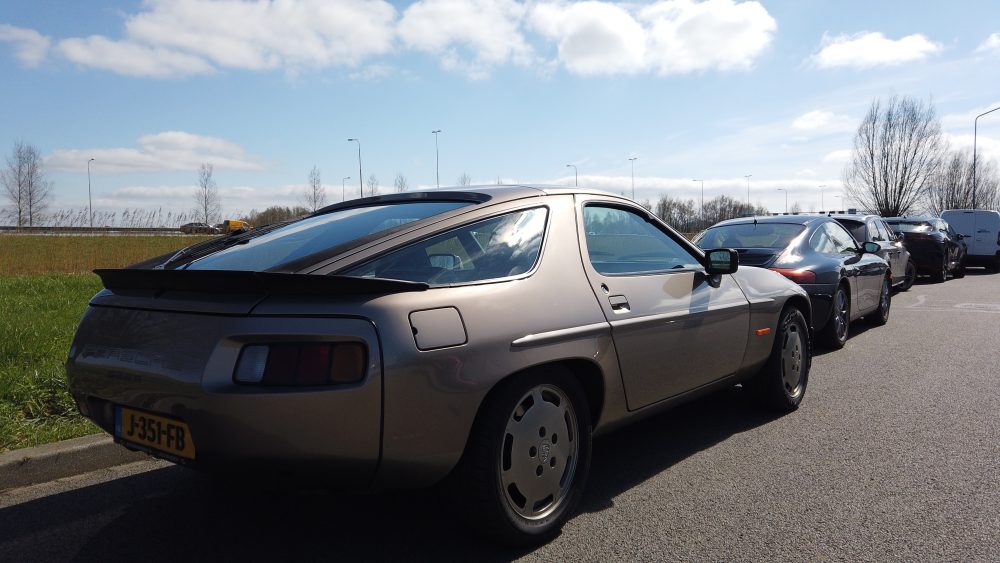 Porsche 928 staat geparkeerd tijdens The International Porsche Collectors Day