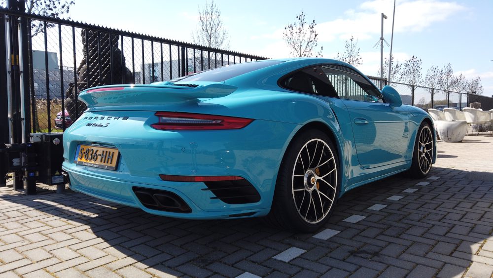 Een lichte blauwe Porsche 911 Turbo S