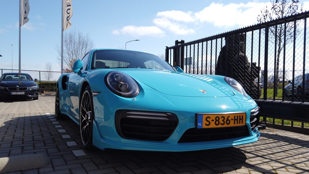 Foto van de voorzijde van en lichte blauwe Porsche 911 Turbo S