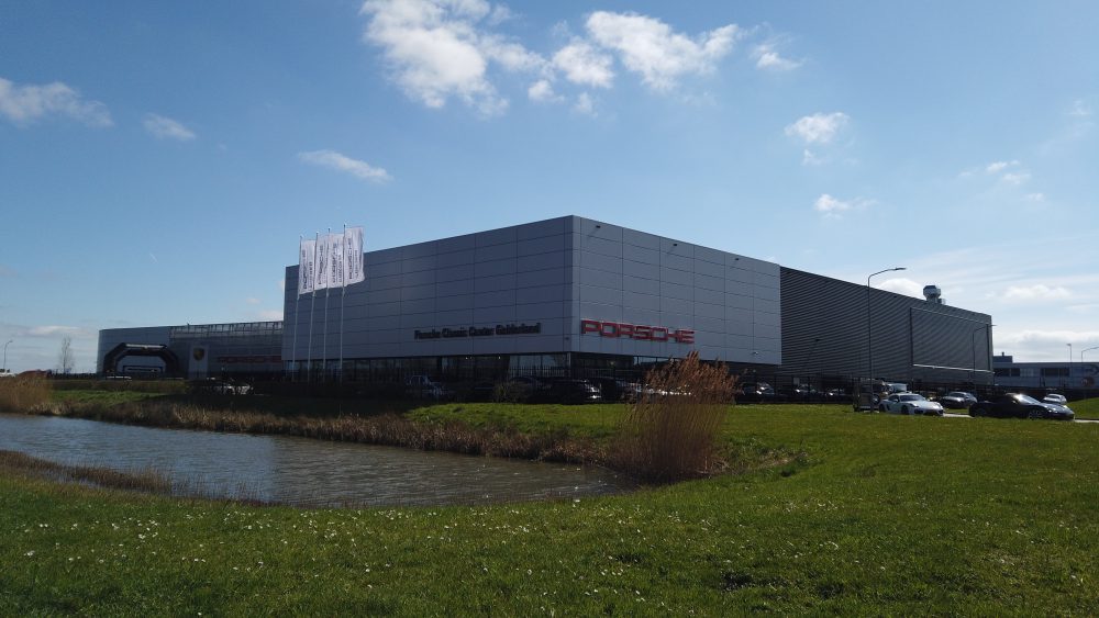 Het pand aan de buitenzijde van Porsche dealer Porsche Centrum Gelderland