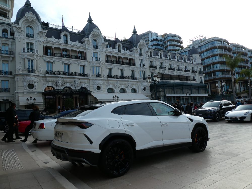Witte Lamborghini Urus in car show Monaco foto gemaakt door carlive