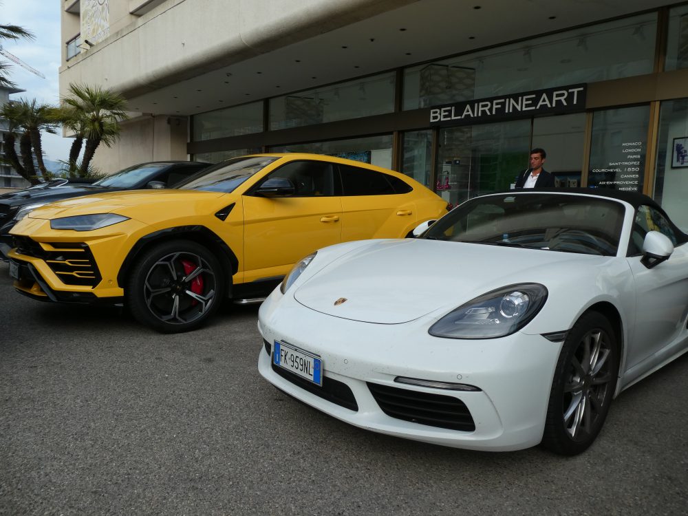 Gele Lamborghini Urus naast een witte Porsche voor het casino