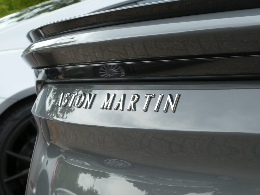 Type aanduiding op de achterklep van een Aston Martin, Foto gemaakt door carlive.nl voor The Octane Club