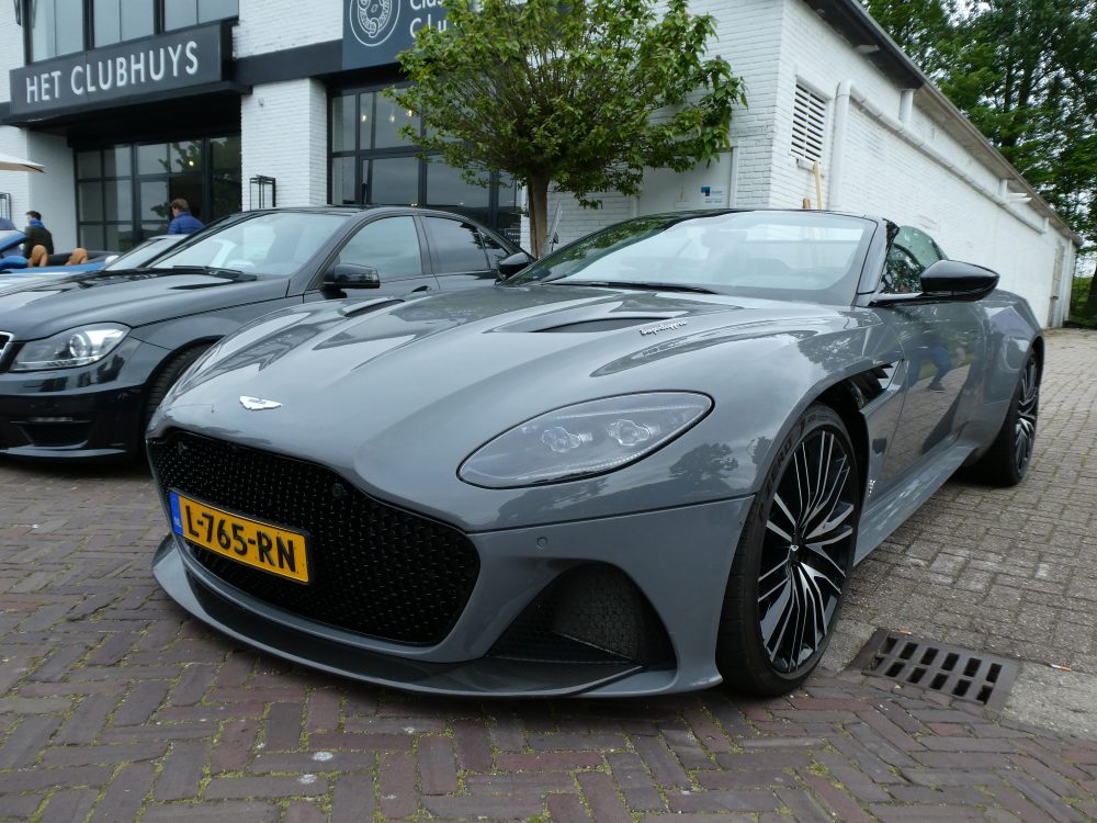 Aston Martin geparkeerd voor The Octane Club in Naarden foto carlive.nl