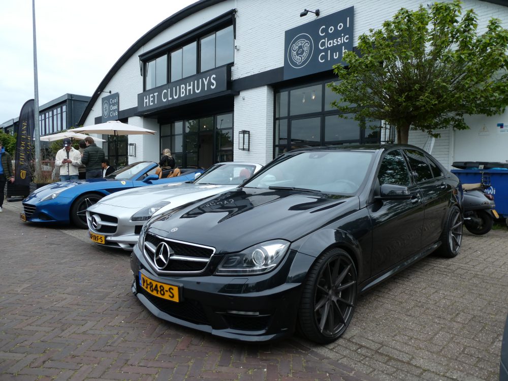 Zwarte Mercedes c klasse geparkeerd voor The Octane Club in Naarden foto carlive.nl