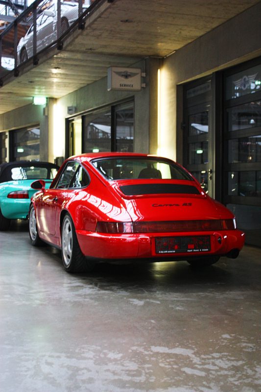 Achterzijde Porsche 911 rs in Classic Remise Düsseldorf, juli 2023. carspot foto's door carlive.nl
