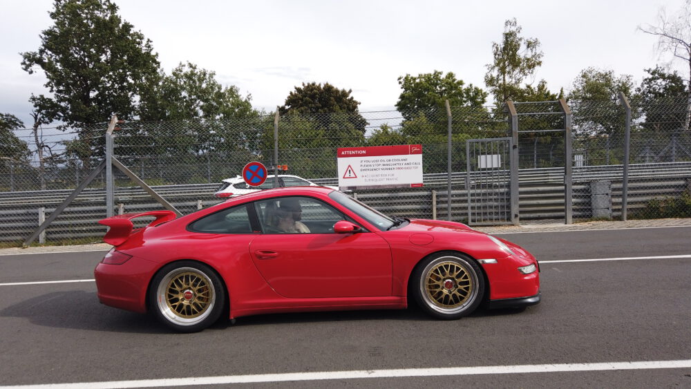 Goudkleurige velgen onder deze Porsche 911 GT3 