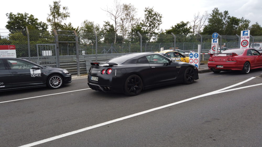 Zwarte Nissan GT-R gaat de Nordschleife op.