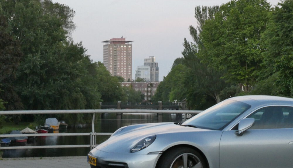 Zilveren Porsche 911 in Amsterdam Oud-Zuid