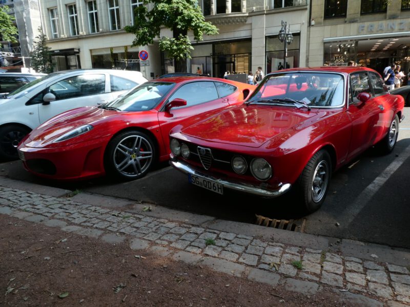 carspot oude Alfa Romeo en nieuwe Ferrari