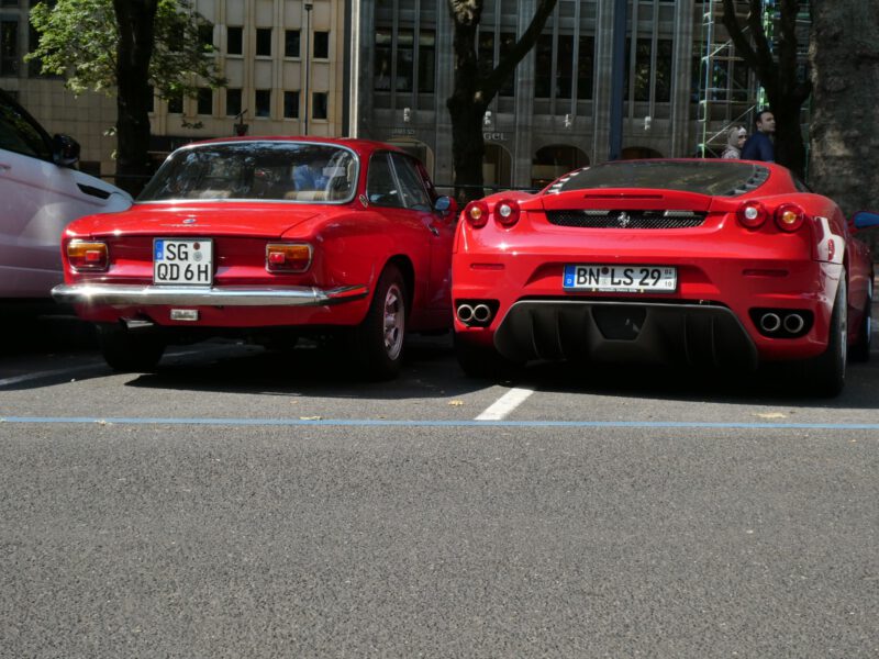 carspot oude Alfa Romeo en nieuwe Ferrari