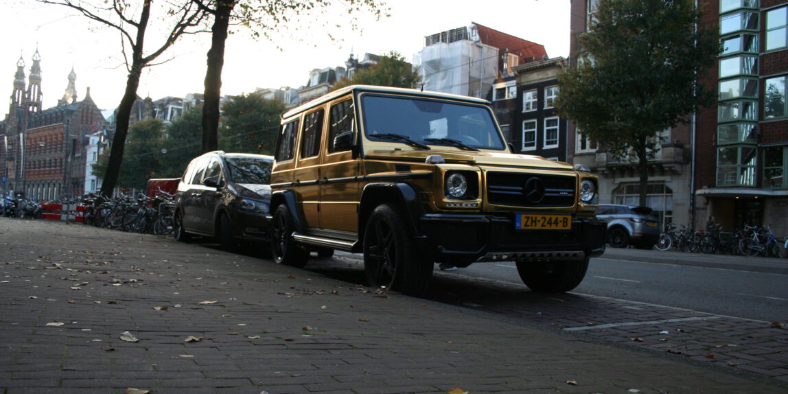 Gouden Mercedes G-klasse gespot