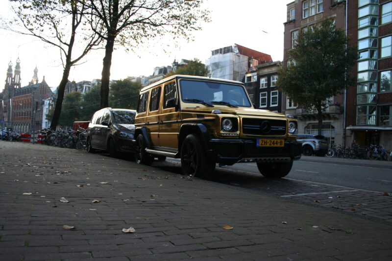 Gouden Mercedes G-klasse gespot