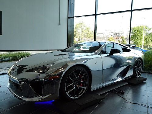 Glimmende verchroomde Lexus LFA